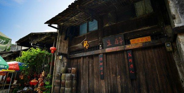 游击队员李桂贞躲在厨房过夜,突然被狗叫声惊醒,她赶紧掏灰抹脸